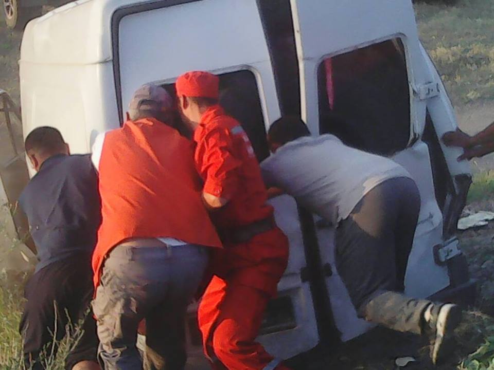 Поезд протащил «Mercedes-Sprinter» на 125 метров в Чуйской области, никто не пострадал