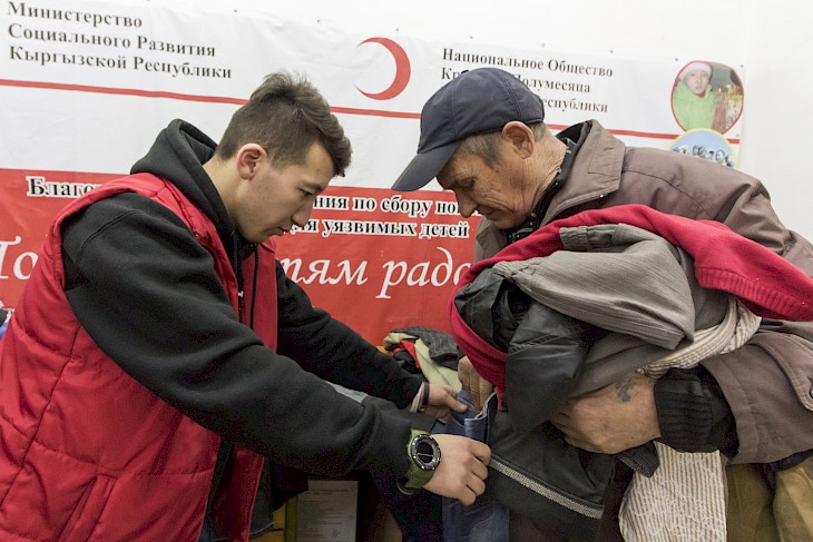 В Бишкеке появились боксы для сбора одежды нуждающимся