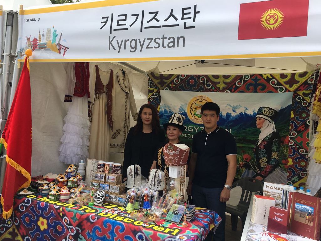Кыргызские блюда и сувенирная продукция вызвали интерес у посетителей фестиваля дружбы в Сеуле