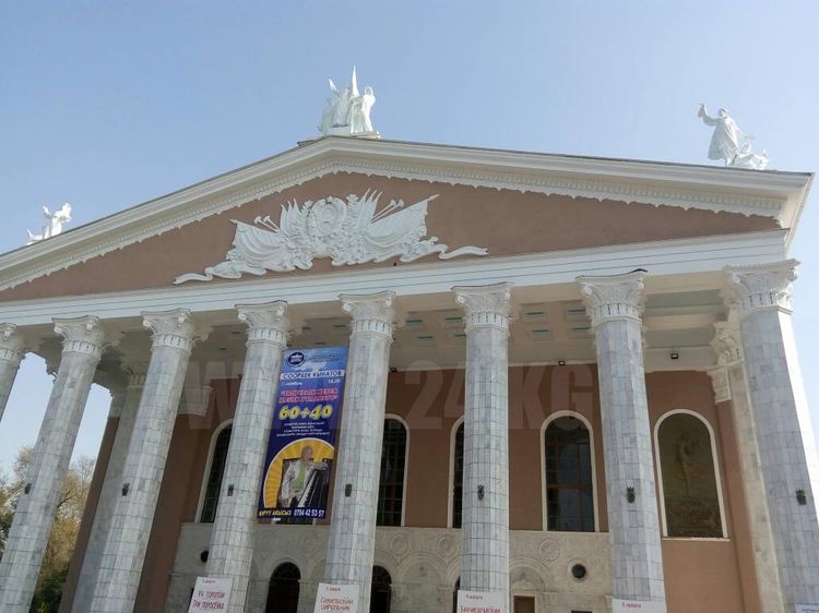 На фронтон оперного театра в Бишкеке установили все скульптуры