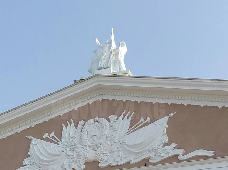 На фронтон оперного театра в Бишкеке установили все скульптуры