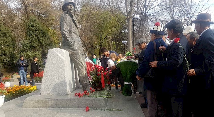 В Бишкеке открыли памятник Суймонкулу Чокморову