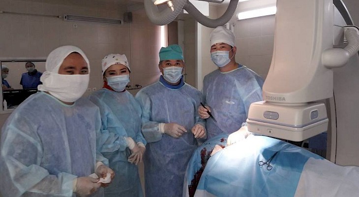 Сосудистые хирурги Нацгоспиталя КР провели уникальную операцию