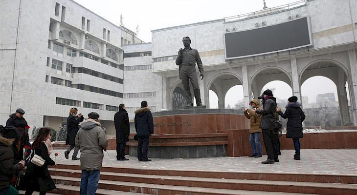 В Бишкеке почтили память Чынгыза Айтматова