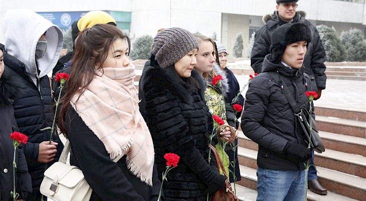 В Бишкеке почтили память Чынгыза Айтматова