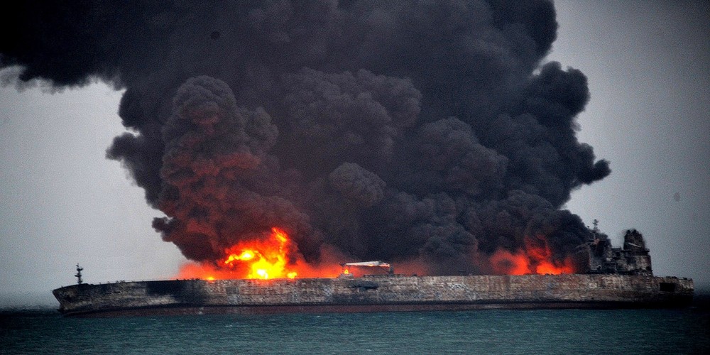 В Восточно-Китайском море произошло столкновение танкера и сухогруза