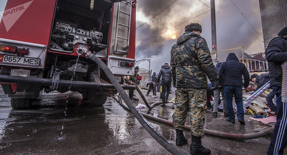 На Ошском рынке крупный пожар  — площадь возгорания составляет 3,5 тысячи кв. м