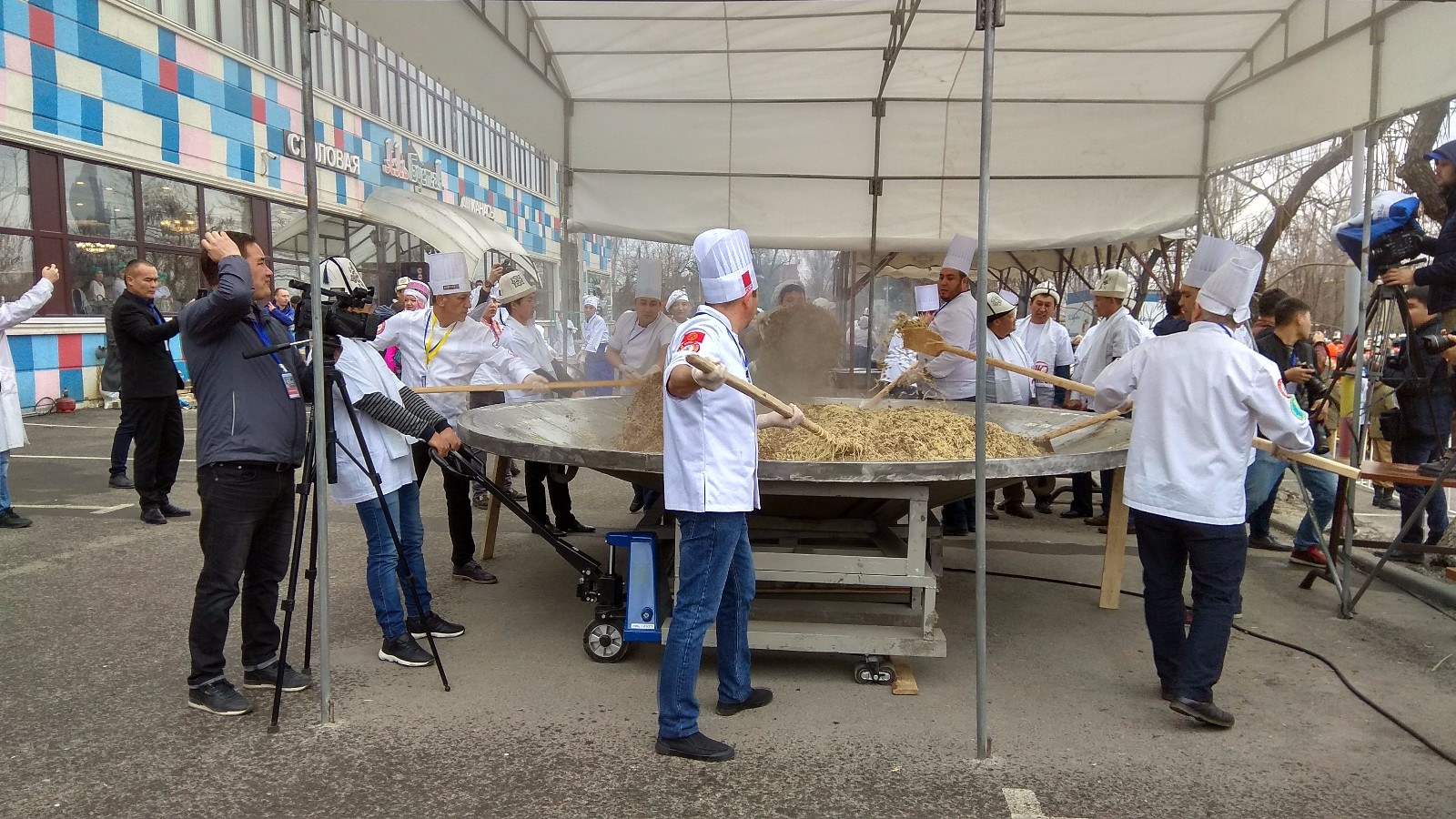 Кыргыздын улуттук баалуулуктары: 1тонна бешбармак жана 100 метр чучук