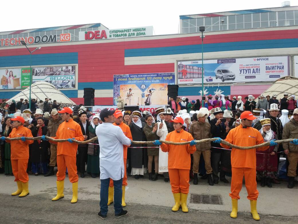 Кыргыздын улуттук баалуулуктары: 1тонна бешбармак жана 100 метр чучук