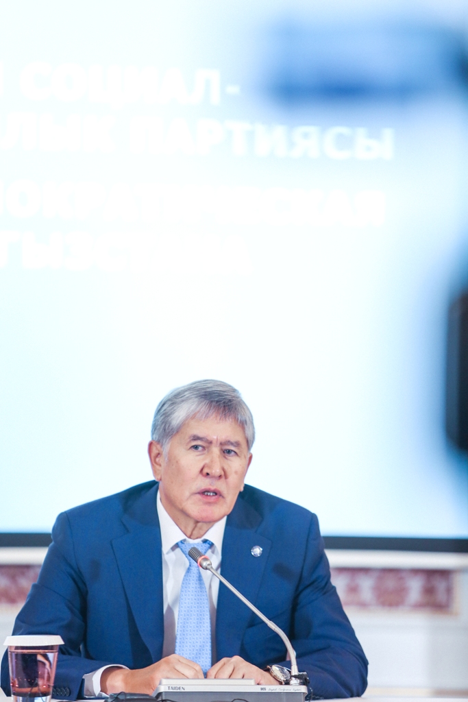 Алмазбек АТАМБАЕВ: страна должна идти по пути парламентской демократии