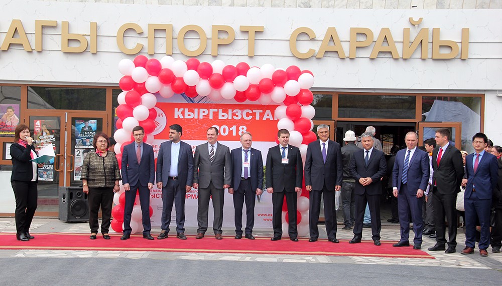Разложил товар купец