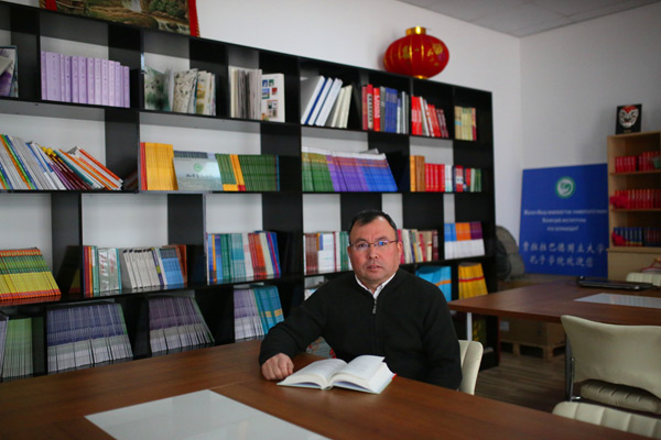 Кенешбек Усенов, ректор ЖАГУ, доктор технических наук, профессор：