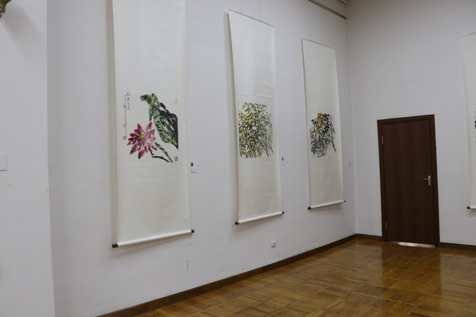 Дүйнөгө белгилүү каллиграфия жана салттуу кытай искусствосунун заманбап чебери Хе Шуи Фанын көргөзмөсү Бишкекте ачылды