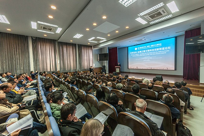 Специалисты из 11 стран собрались в пещере Могао