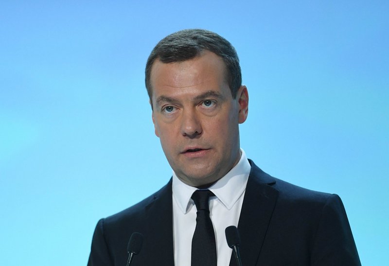 Медведев призвал к расширению обслуживания российско-китайской торговли в нацвалютах