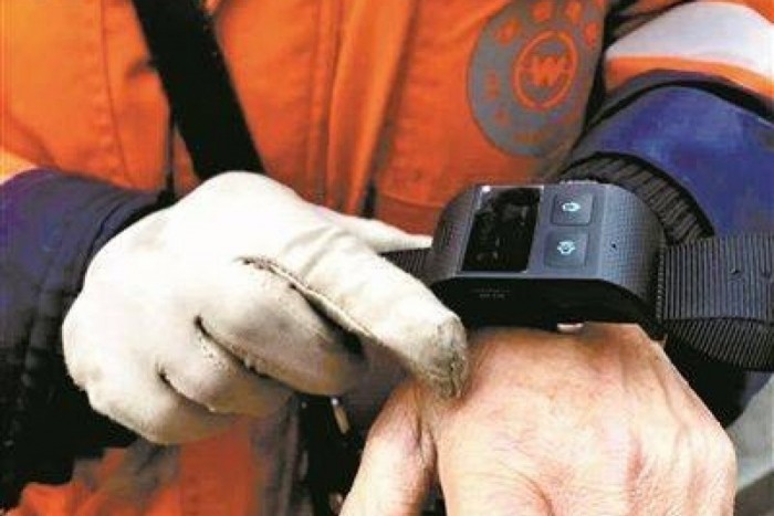Китайским дворникам раздали браслеты с GPS-трекером