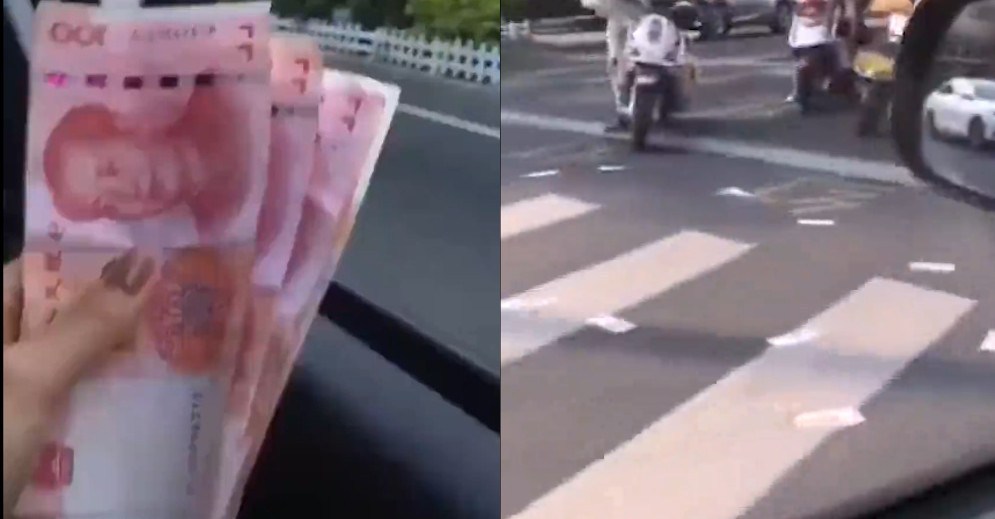В Китае на дорогу выбросили несколько тысяч юаней наличными