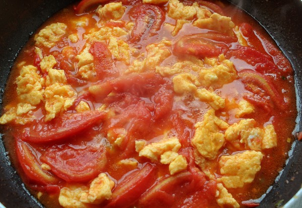 Жареные яйца с помидорами (西红柿炒蛋)