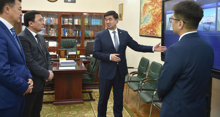 Абылгазиевдин кабинетине бажыдагы ишти онлайн көрсөткөн монитор коюлду. Сүрөт