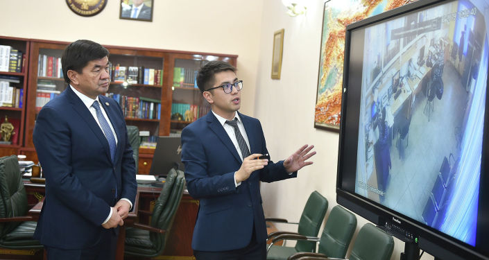 Абылгазиевдин кабинетине бажыдагы ишти онлайн көрсөткөн монитор коюлду. Сүрөт
