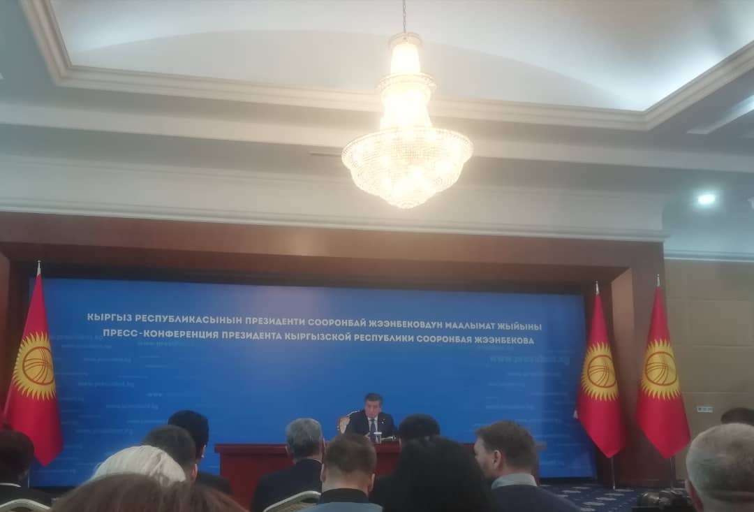Президент Сооронбай Жээнбеков маалымат жыйынын өткөрүп жатат