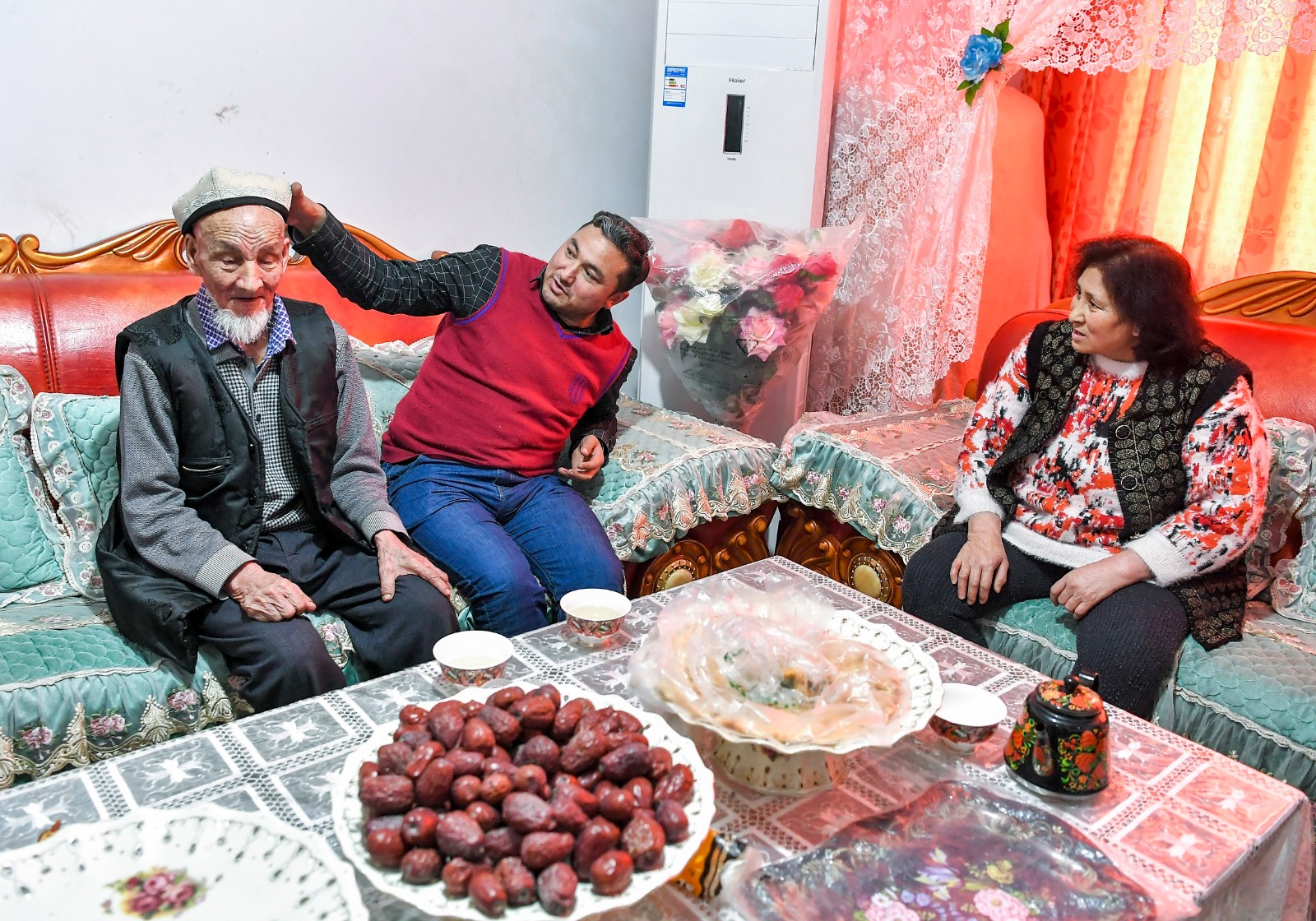 «Исчезнувшие» брат и сестра в Синьцзяне: Мы живем хорошо