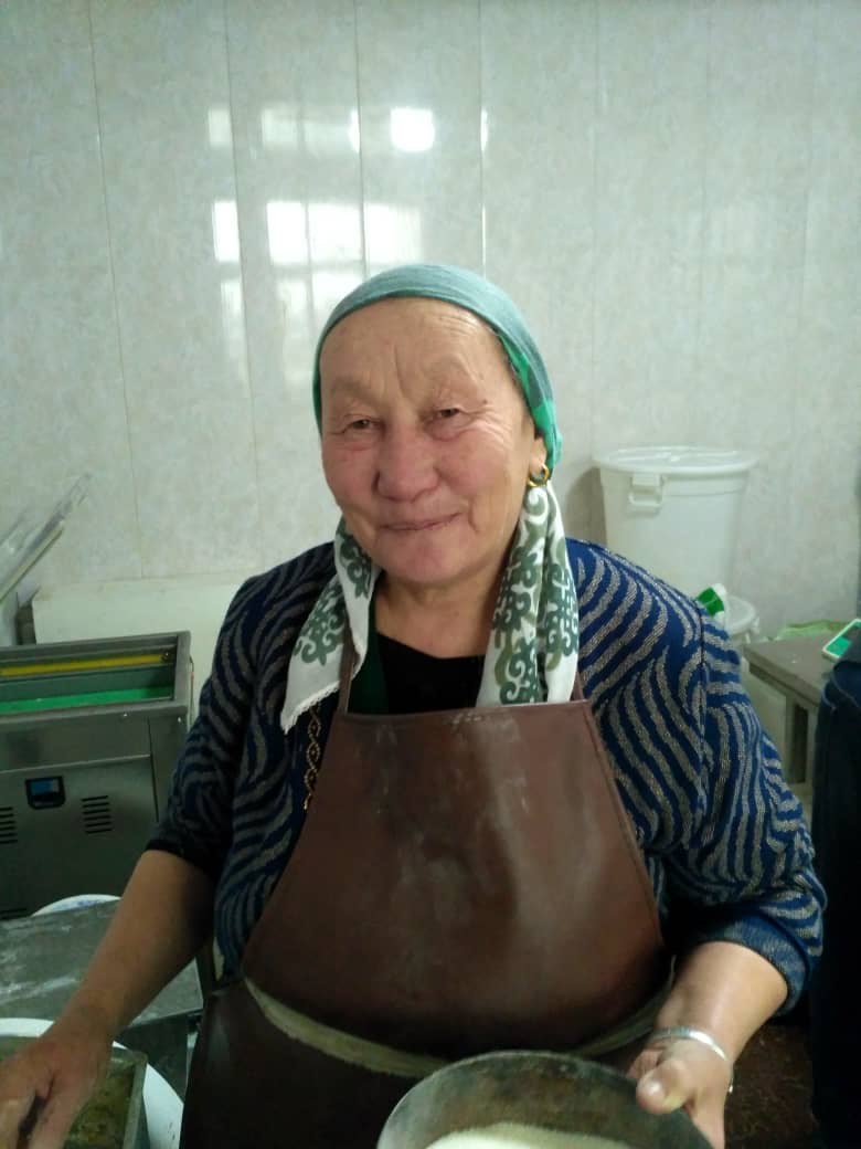 Мөңгү Суу айылы: кытай журналистинин казак үй-бүлөсүнө  берген жардамы