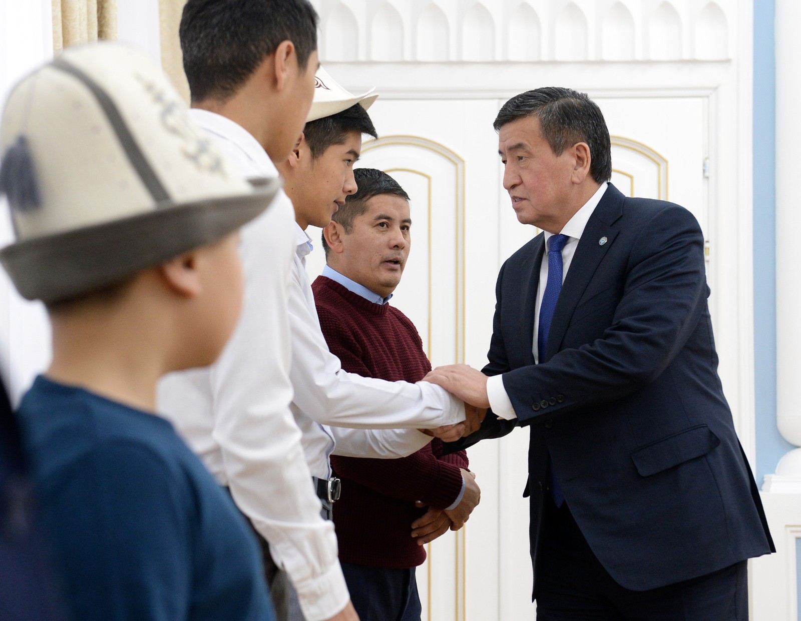 Президент Сооронбай Жээнбеков встретился с детьми, потерявшими своих родных и близких в результате авиакатастрофы в селе Дача-Су в 2017 году