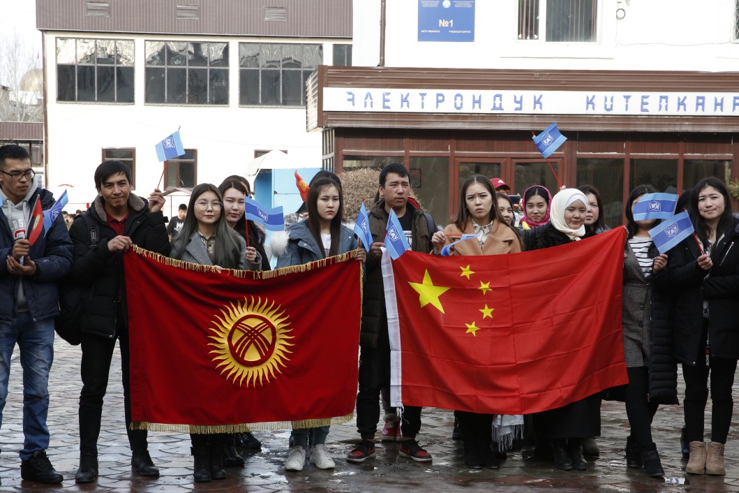 Держись, Ухань! В Бишкеке состоялся флешмоб в поддержку народа КНР в борьбе с коронавирусом
