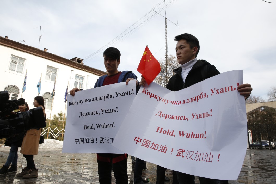 Держись, Ухань! В Бишкеке состоялся флешмоб в поддержку народа КНР в борьбе с коронавирусом