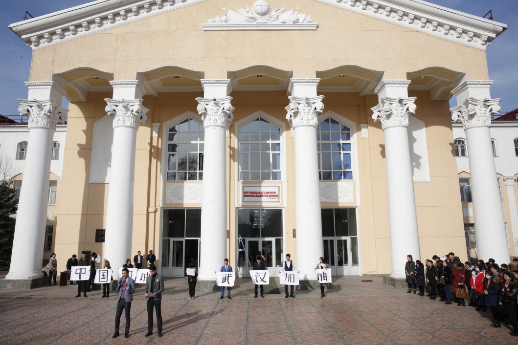 Держись, Ухань! В Бишкеке состоялся флешмоб в поддержку народа КНР в борьбе с коронавирусом