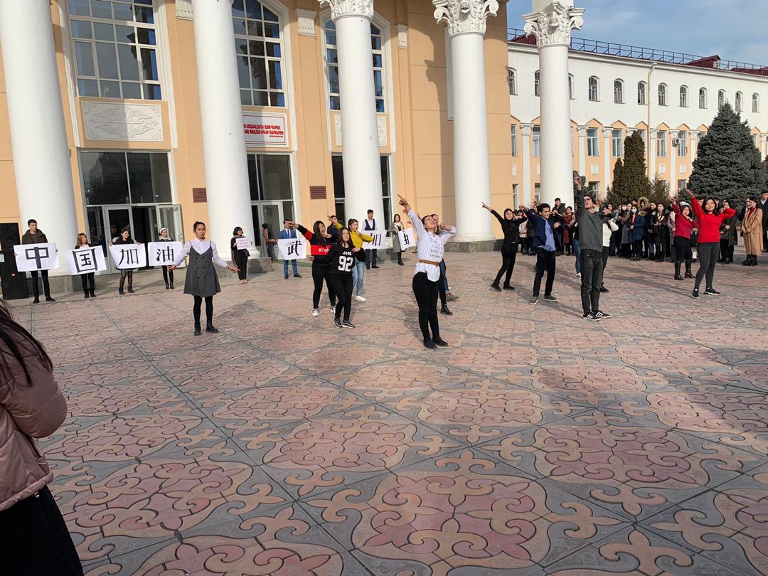 Флешмоб в поддержку Уханя