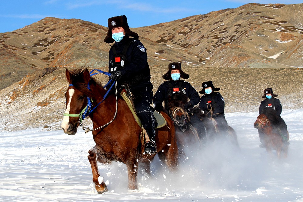 Народная полиция уезда Иу, несмотря на сильный снегопад и - 27 ℃ температуру, несет пограничную службу