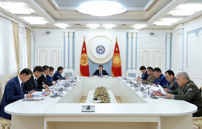 Президент Сооронбай Жээнбеков өлкөнүн экономикалык коопсуздук маселелери боюнча чакан курамда Коопсуздук кеңешинин жыйынын өткөрдү