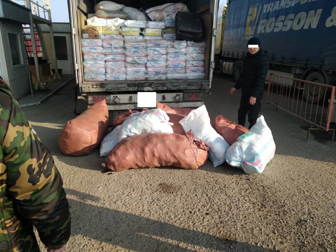 Пограничники пресекли попытку незаконного вывоза медицинских масок на сумму более 1 миллиона сомов