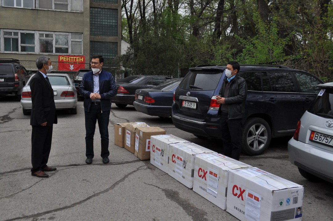 9000 даана медициналык беткап дарыгерлердин коопсуздугу үчүн тартууланды