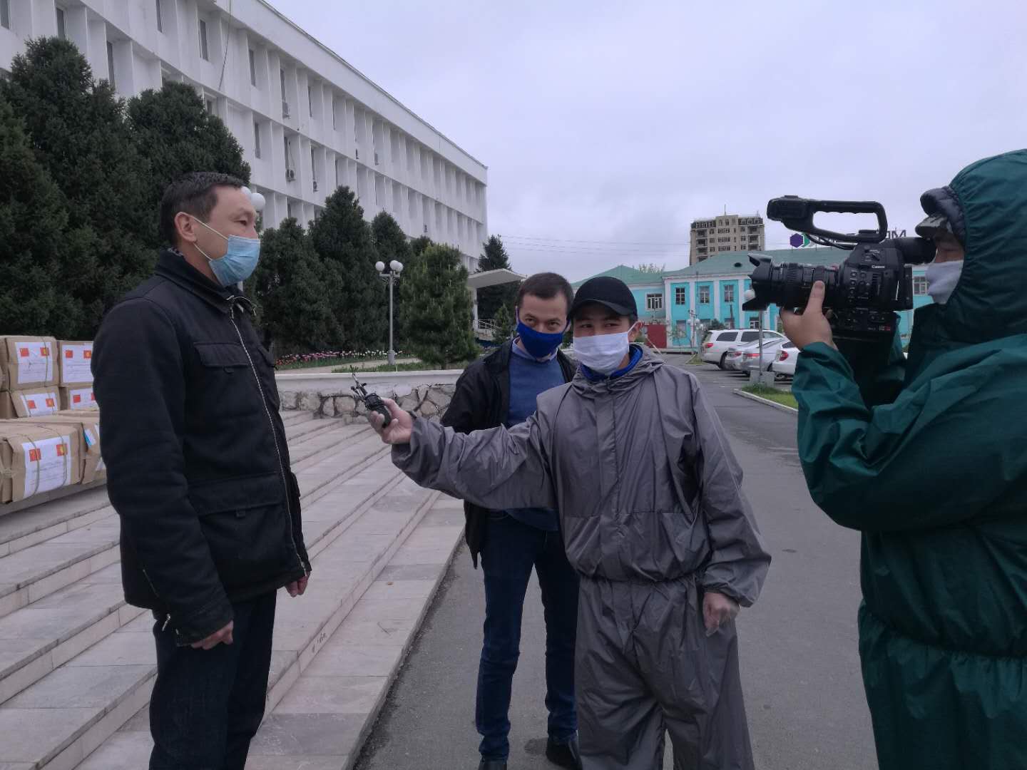 «Братство превыше всех богатств» написано на коробках, доставленных ошским медикам из китайского Фошаня