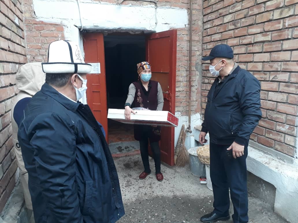 Бедным семьям в Баткенской области подарили телевизоры, чтобы дети могли учиться дистанционно