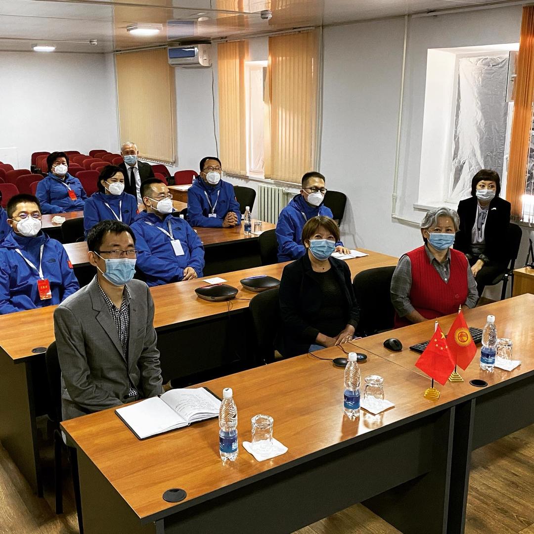 Кытай дарыгерлери кыргыз кесиптештери менен тажрыйбаларын бөлүшүүнү улантууда