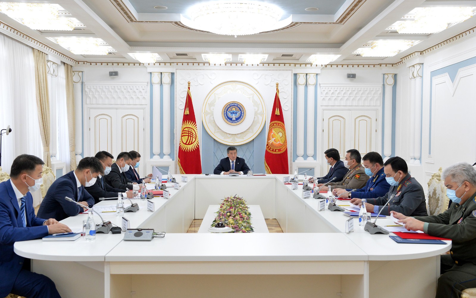 COVID-19 – Президент Коопсуздук кеңешинин жыйынын өткөрүүдө
