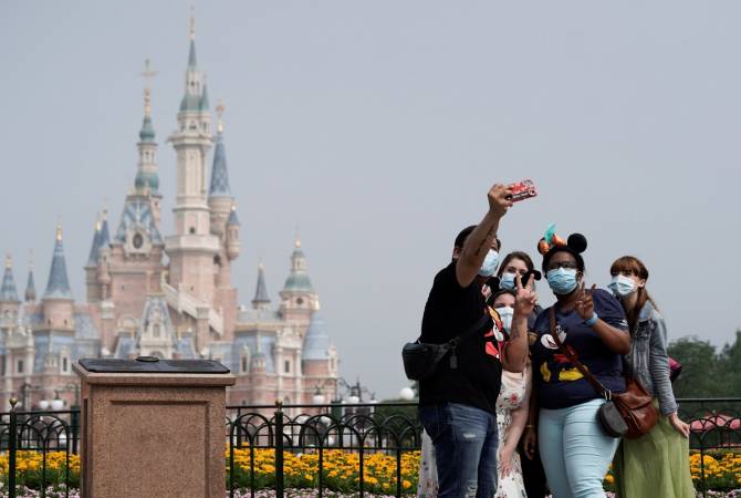 Впервые с января заработали аттракционы шанхайского «Диснейленда»