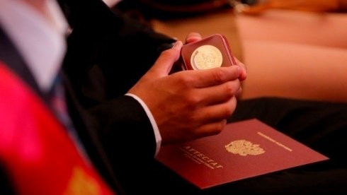 ​  Быйыл 11-класстын бүтүрүүчүлөрү арасынан 1253 окуучу артыкчылык аттестатына талапкер