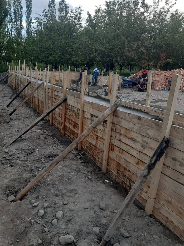 Сожженный дом близ кыргызско-таджикской границы восстанавливают