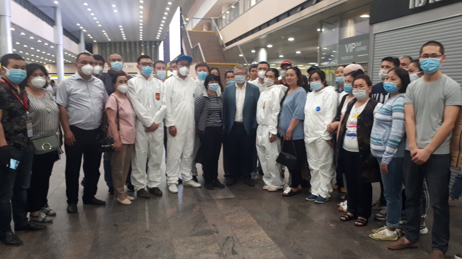 Кыргыз Республикасынын Өкмөтү 500 мобилдик кычкылтек концентраторун сатып алды, алар чартердик каттам менен Кытай Эл Республикасынан алынып келинди