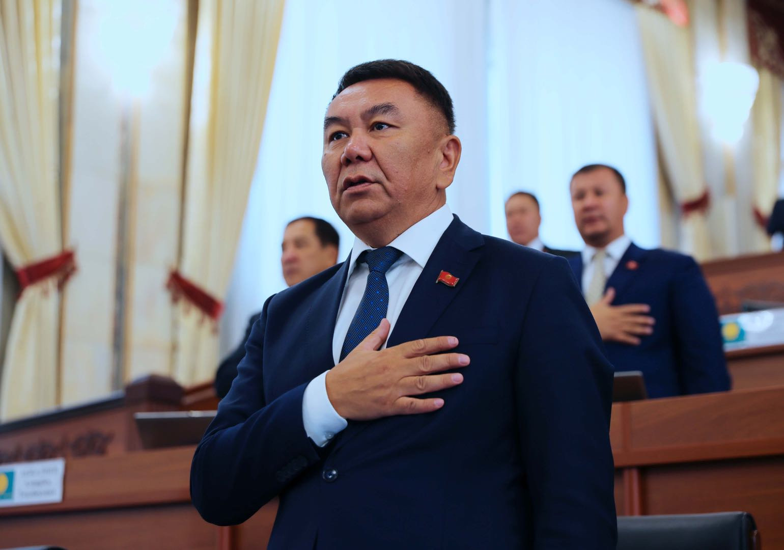 Четкое руководство, консолидация, взаимовыручка помогают Китаю справиться с COVID-19