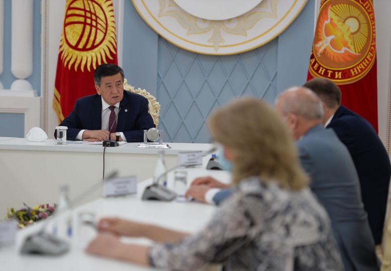 Президент Сооронбай Жээнбеков Россиядан Кыргызстанга келген медициналык топтун жетекчиси Евгений Кустов менен жолугушту