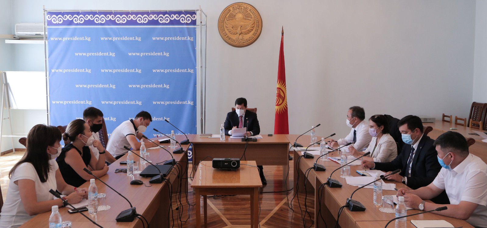 В Аппарате Президента КР прошла встреча с волонтерами