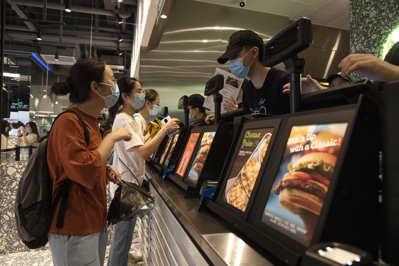 В ПЕКИНЕ ОТКРЫЛАСЬ АМЕРИКАНСКАЯ СЕТЬ ФАСТФУДА SHAKE SHACK