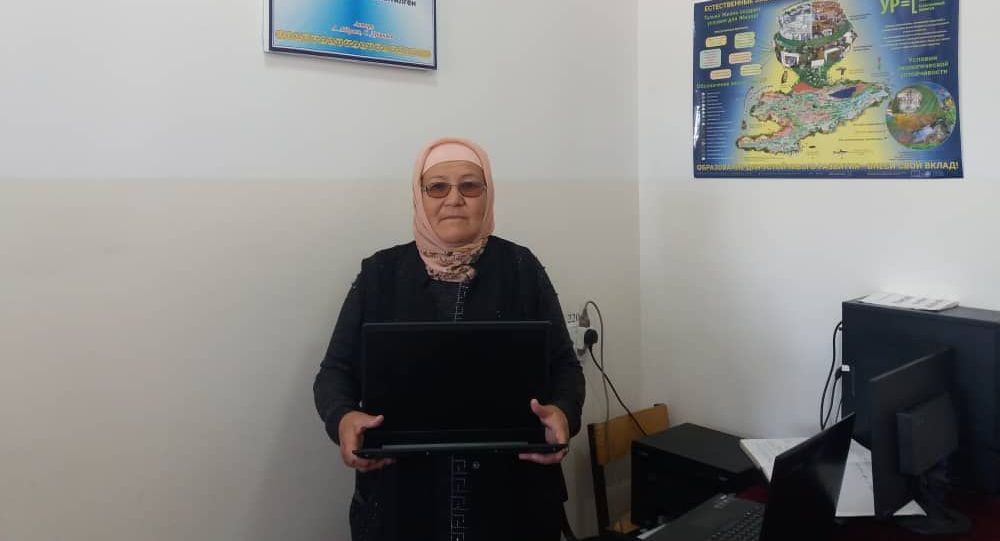 Балдарды үйдө окуткан баткендик мугалимге министр ноутбук сатып берди.