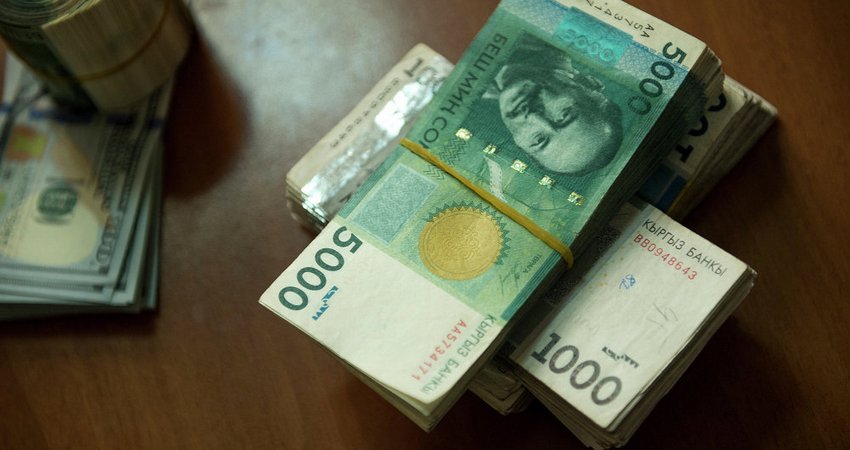Сом продолжает падать. Нацбанк вышел с очередной интервенцией